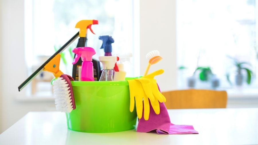 Bucket with cleaning material